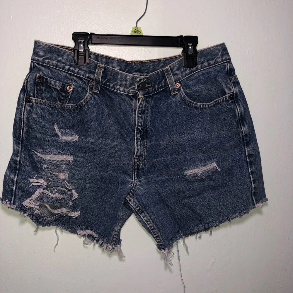 Womens Levi’s  Ripped Shorts Size 13s - Picture 3 of 10